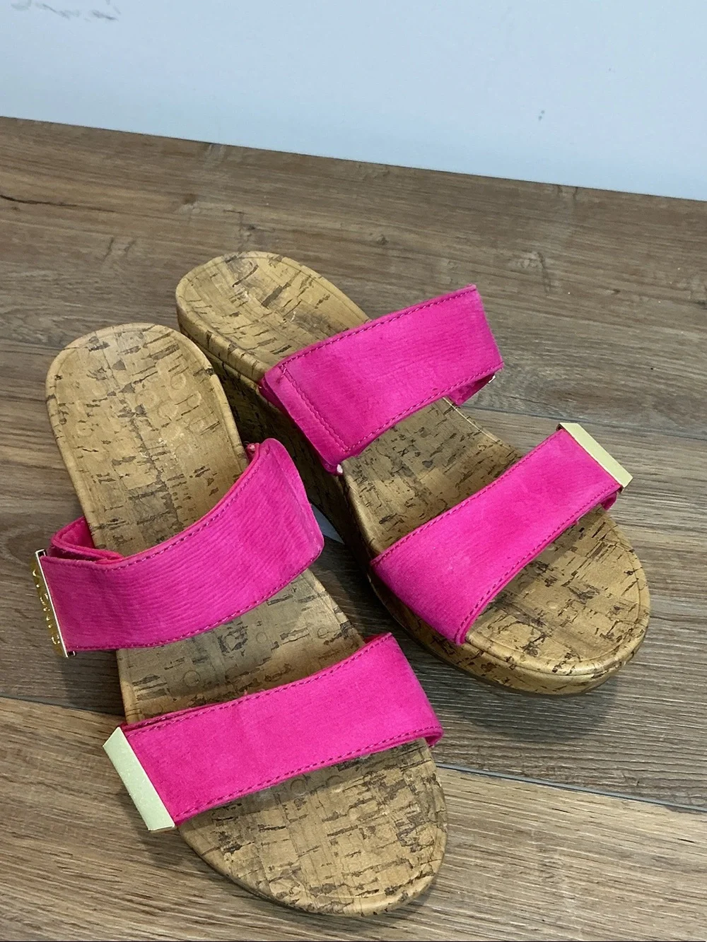 Vionic Pepper Ruched Hot Pink Wedge Sandals Velcro Closure Gold Hardware Sz 7